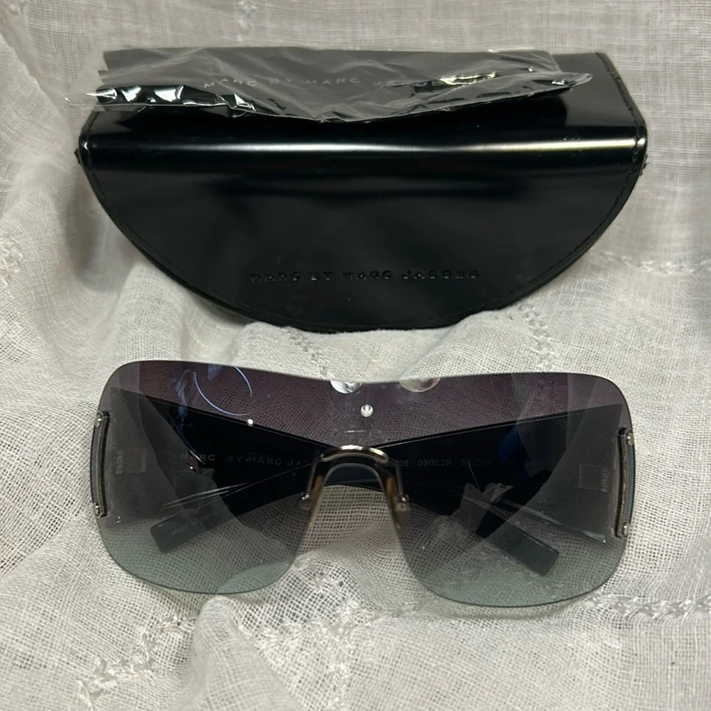 Marc Jacobs MMJ005 gradient shield style sunglasses with case